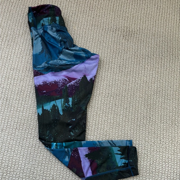 Reebok LesMills Bodypump Leggings, Size Small, Beautiful Mountainside Pattern - Picture 3 of 3